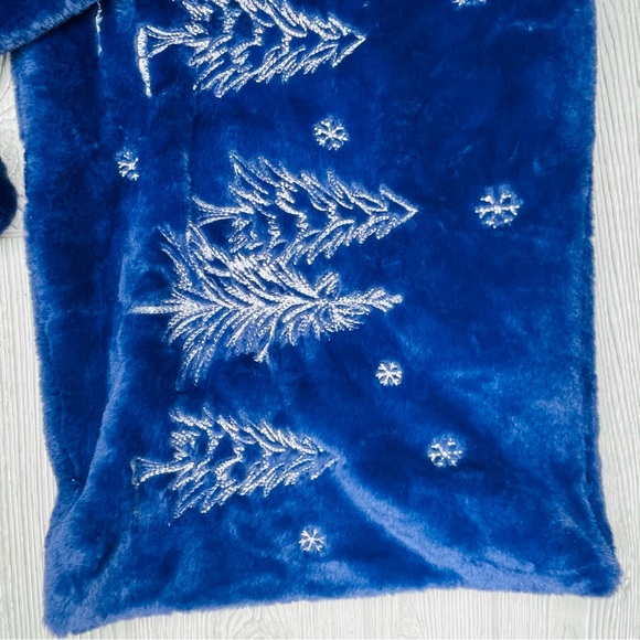 Nwt august and Leo mantel share and pillow cover / case embroidered blue velvet - Picture 2 of 7